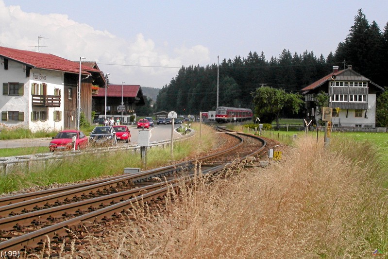 Bahn 199.jpg - Mit 20 km/h schlängelt sich RE 32647 auf einem noch nicht sanierten Streckenabschnitt.